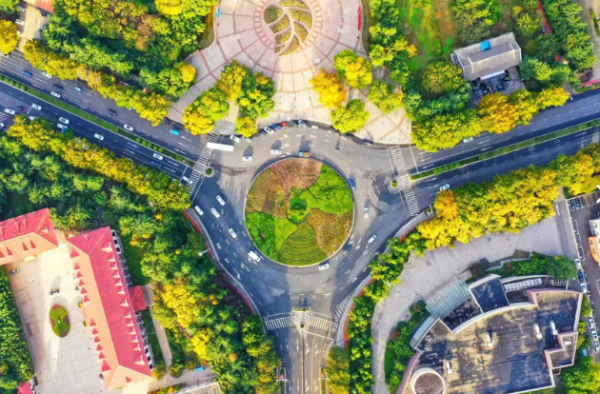 凯狮优配 山东青岛等全国多地小区物业费下调或打折，受哪些因素推动？