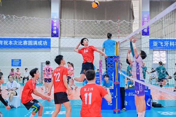 杨方配资 2025 年成都市 “三大球” 城市联赛业余排球比赛开赛